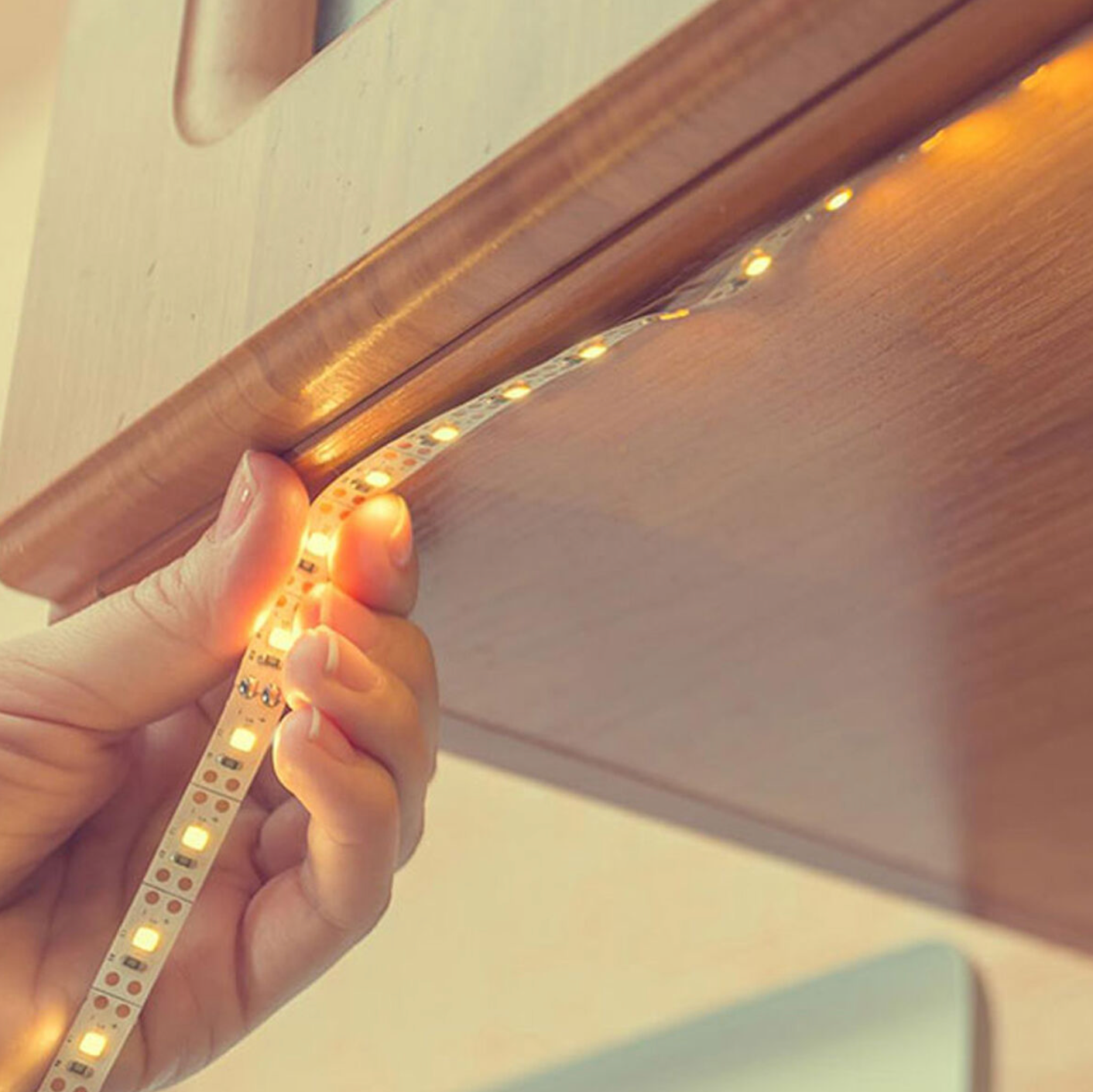 GRUNDIG® | LED-Leisten RGB 180 – Flexible Ambientebeleuchtun Installation 2